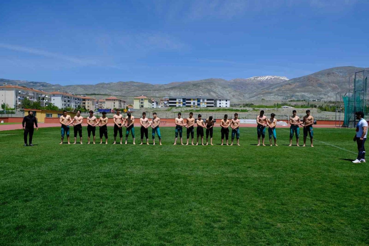 Ata sporunda genç pehlivanlar er meydanına çıktı