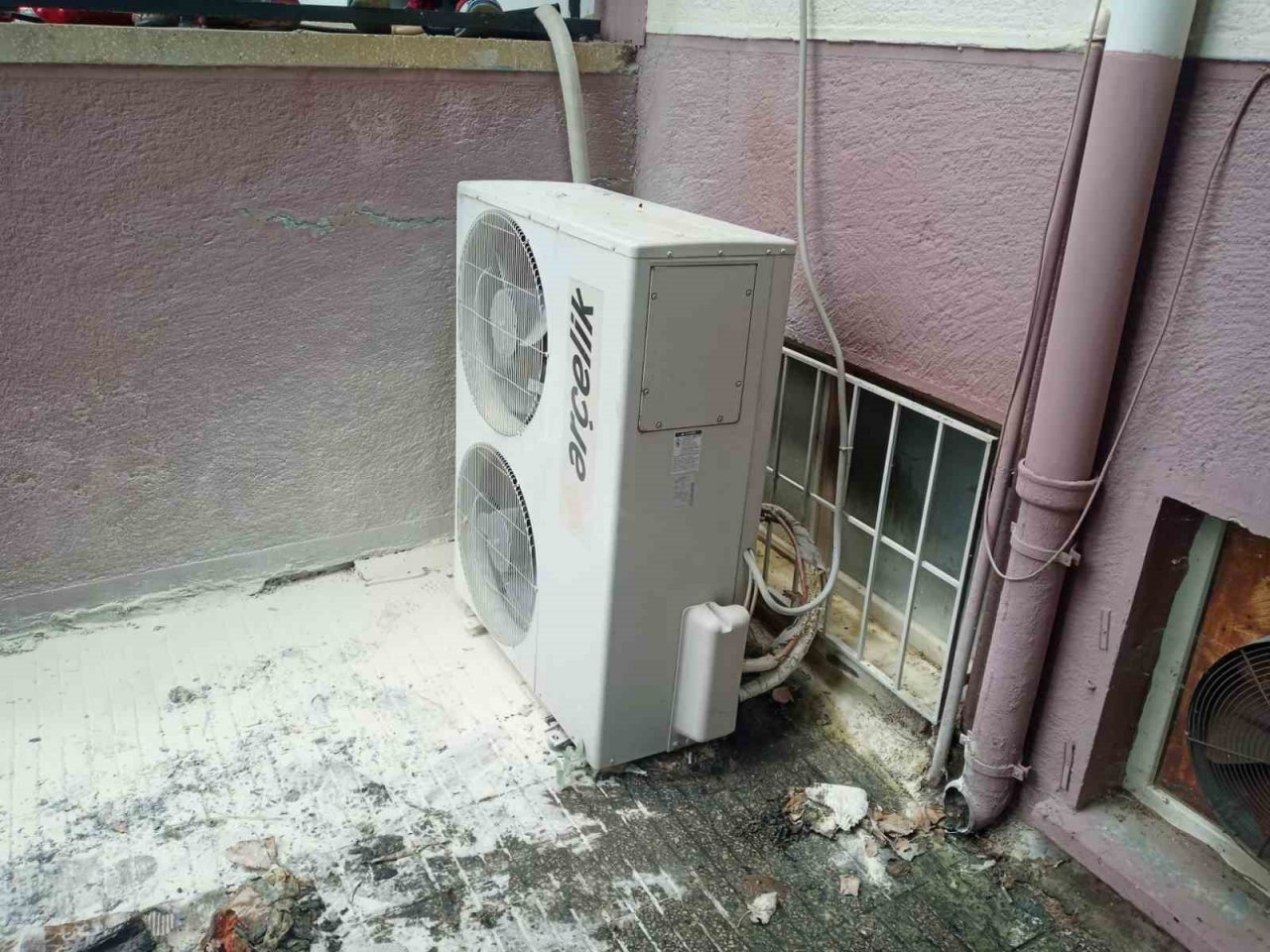 Atılan çöpler tutuşunca klima motoru yandı