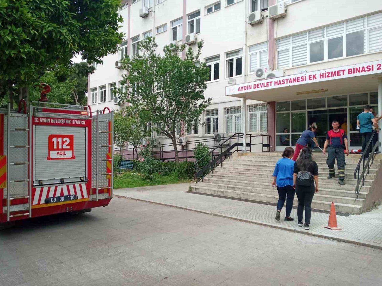 Atılan çöpler tutuşunca klima motoru yandı