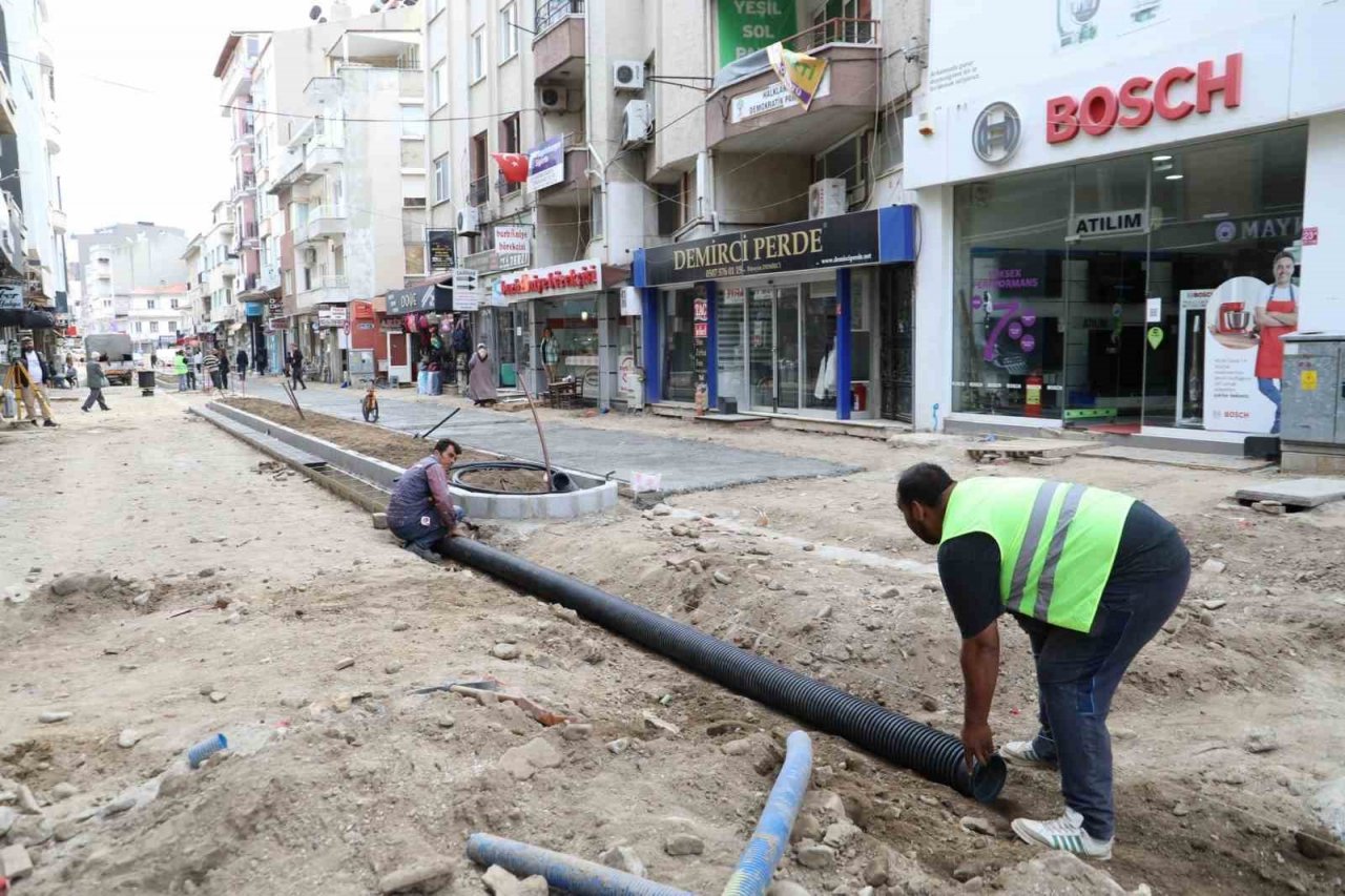 Ali Çetinkaya Caddesi yayalaştırma projesi devam ediyor