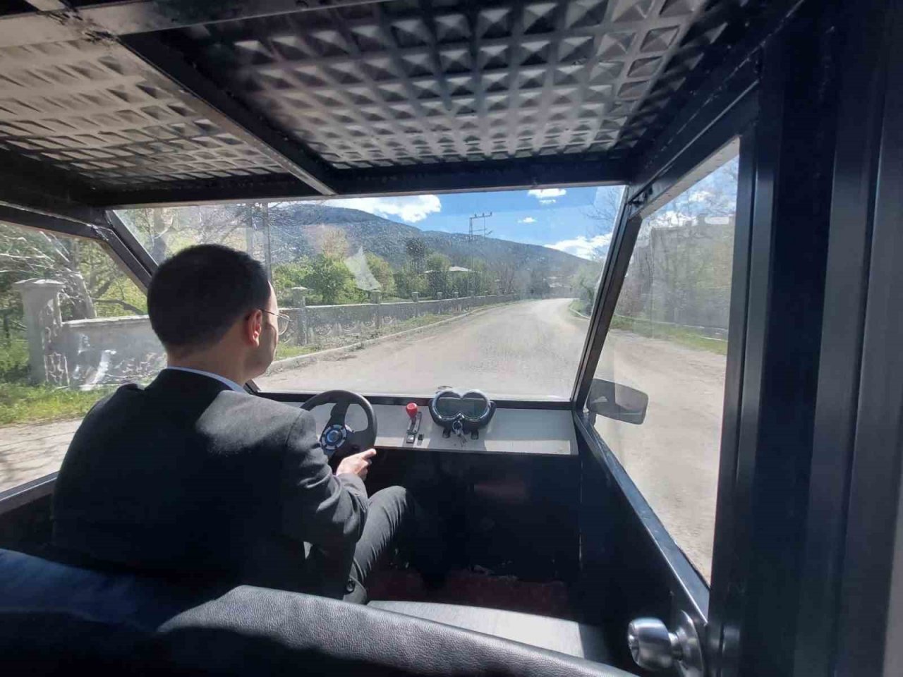 Bekçi, güneş enerjisiyle çalışan araç tasarladı