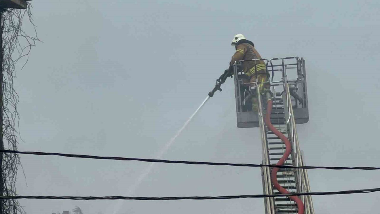 Beykoz’da ahşap bina yanarak kül oldu