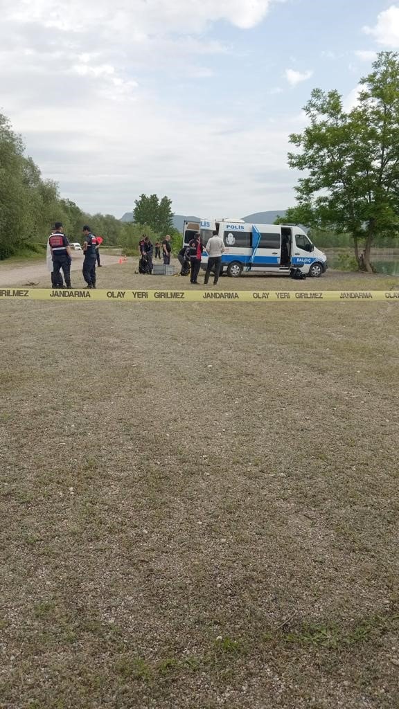 Park halindeki otomobil gölete uçtu: 3 ölü