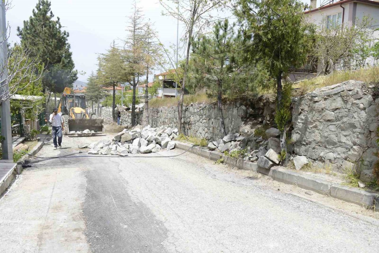 Binbirevler’de tehlike arz eden taş duvar yenileniyor