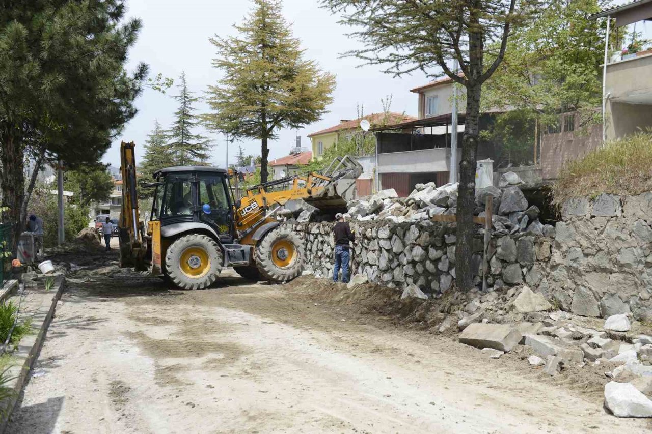 Binbirevler’de tehlike arz eden taş duvar yenileniyor