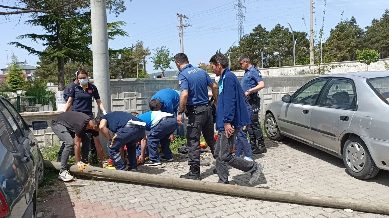 Tamirat için çıktığı direkle beraber yere düştü