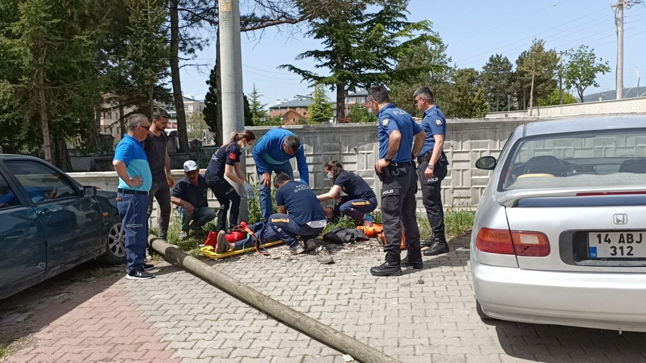 Tamirat için çıktığı direkle beraber yere düştü