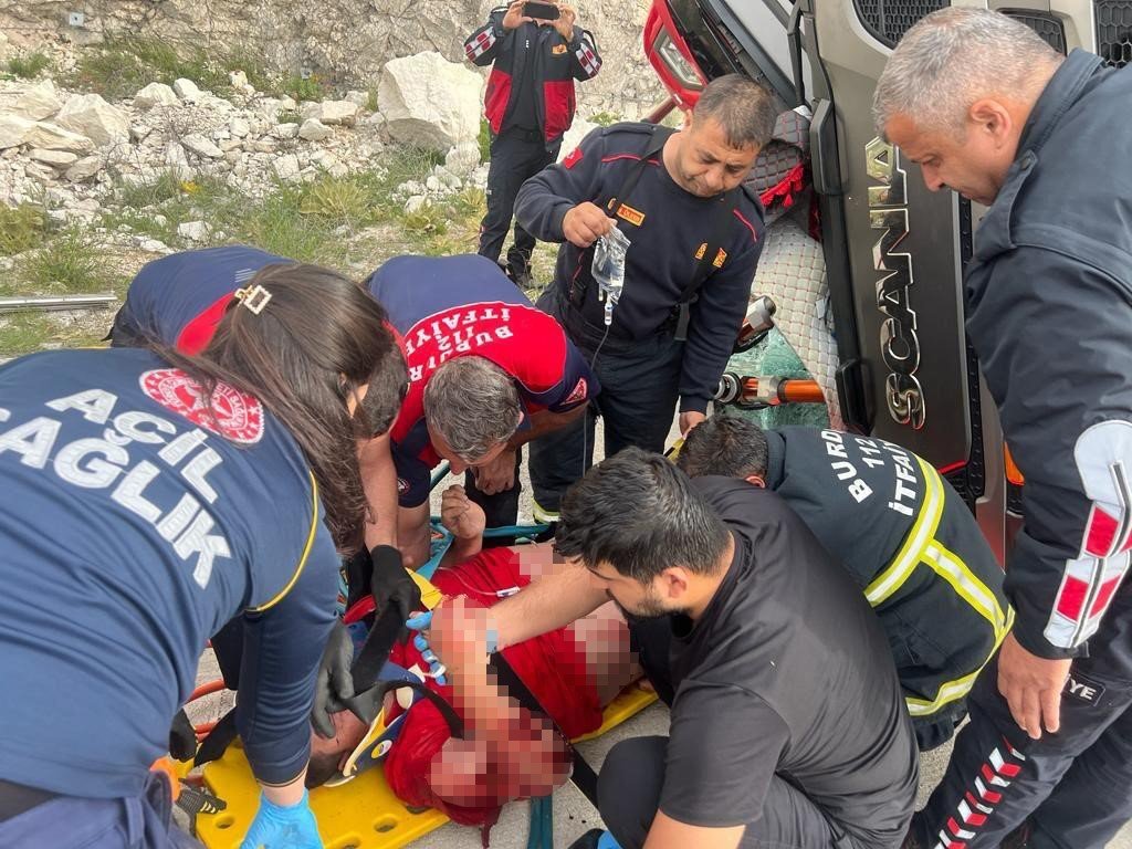 Burdur’da tır şarampole devrildi: 2 yaralı