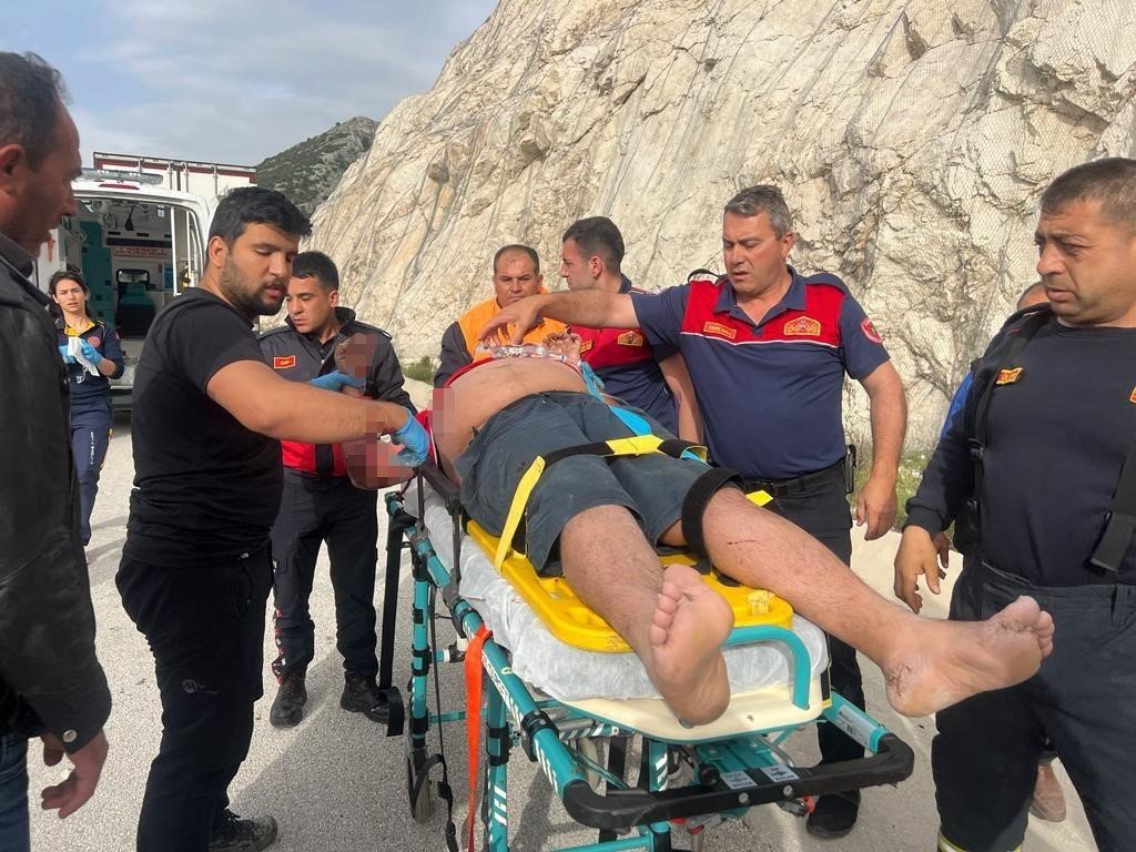 Burdur’da tır şarampole devrildi: 2 yaralı