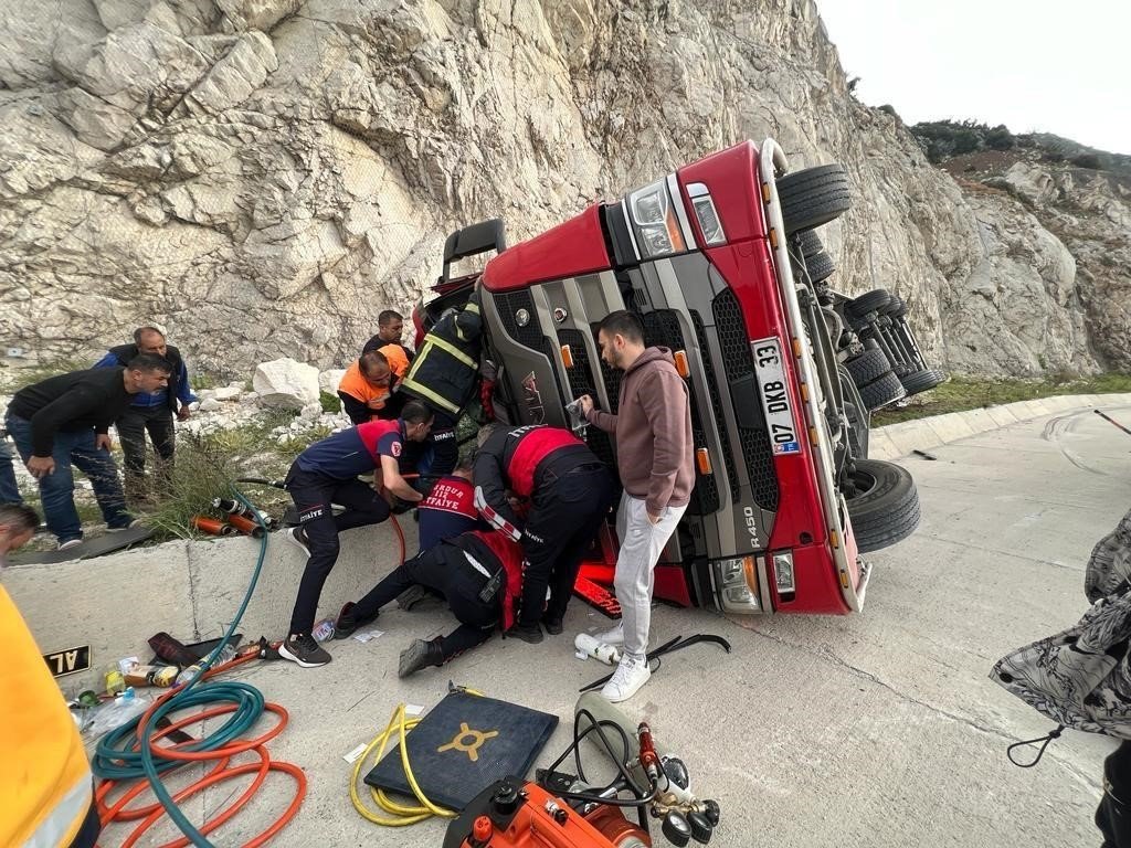 Burdur’da tır şarampole devrildi: 2 yaralı