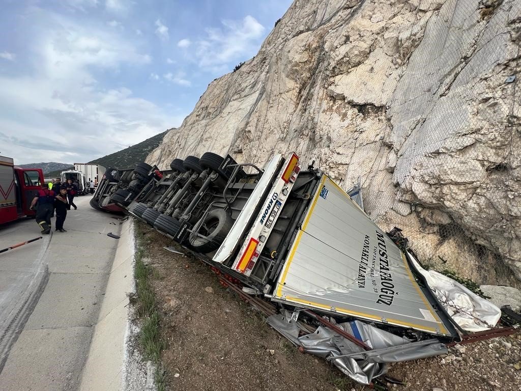 Burdur’da tır şarampole devrildi: 2 yaralı