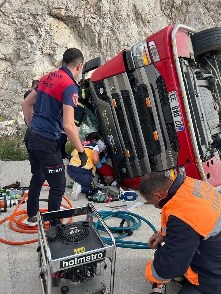Burdur’da tır şarampole devrildi: 2 yaralı