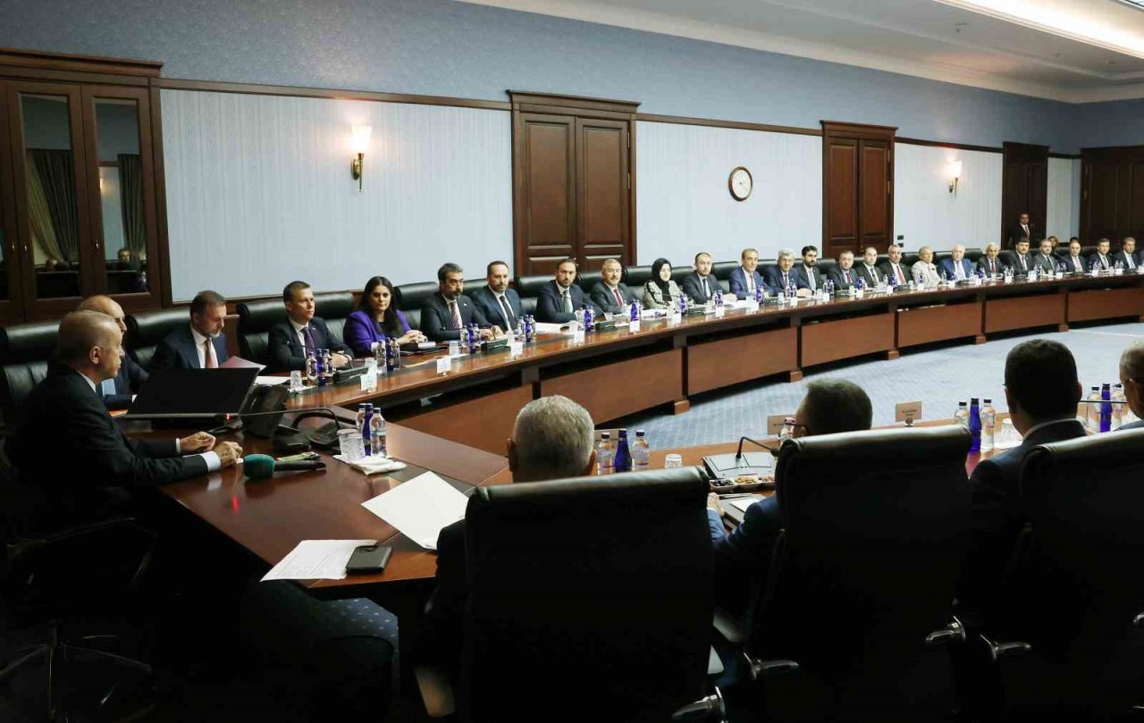 Cumhurbaşkanı ve AK Parti Genel Başkanı Recep Tayyip Erdoğan, Ankara’da parti il teşkilatı ve ilçe belediye başkanları ile bir araya geldi.
