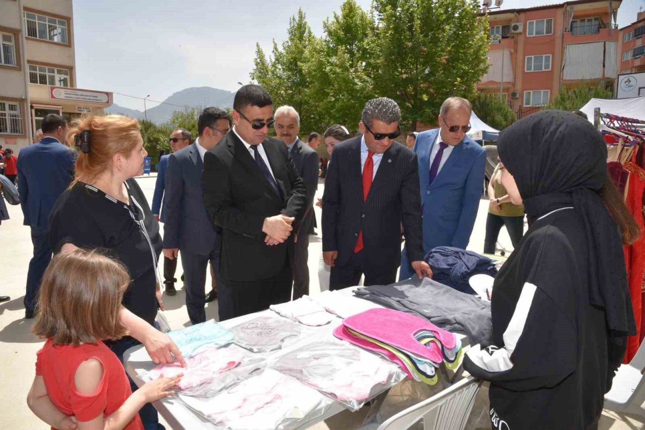 Meslek lisesi öğrencileri yılsonu yardım etkinliğinde ürünlerini sergiledi