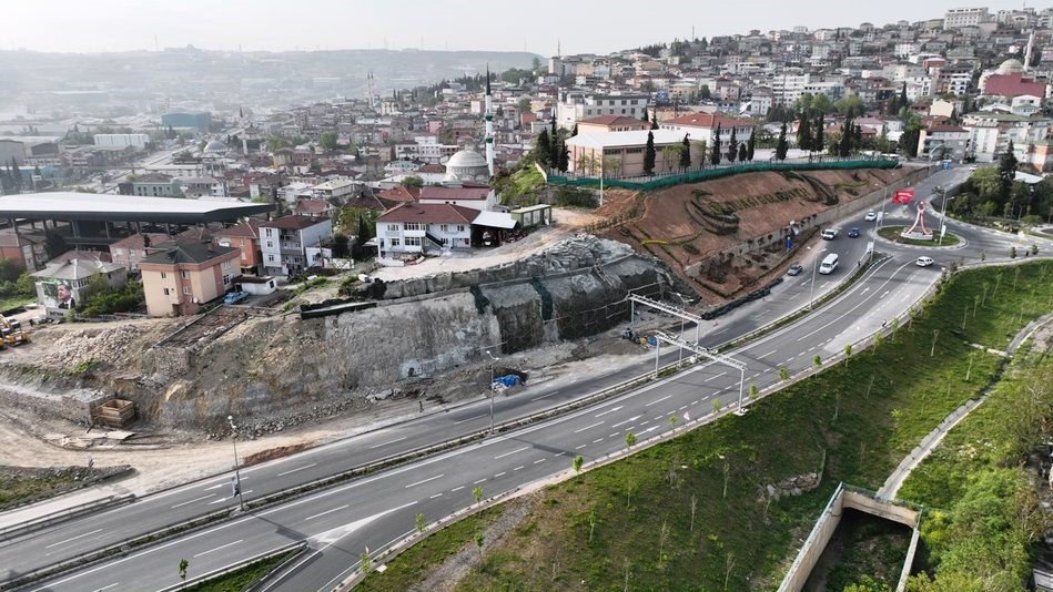 Dilovası doğu girişine dekoratif yapay şelale