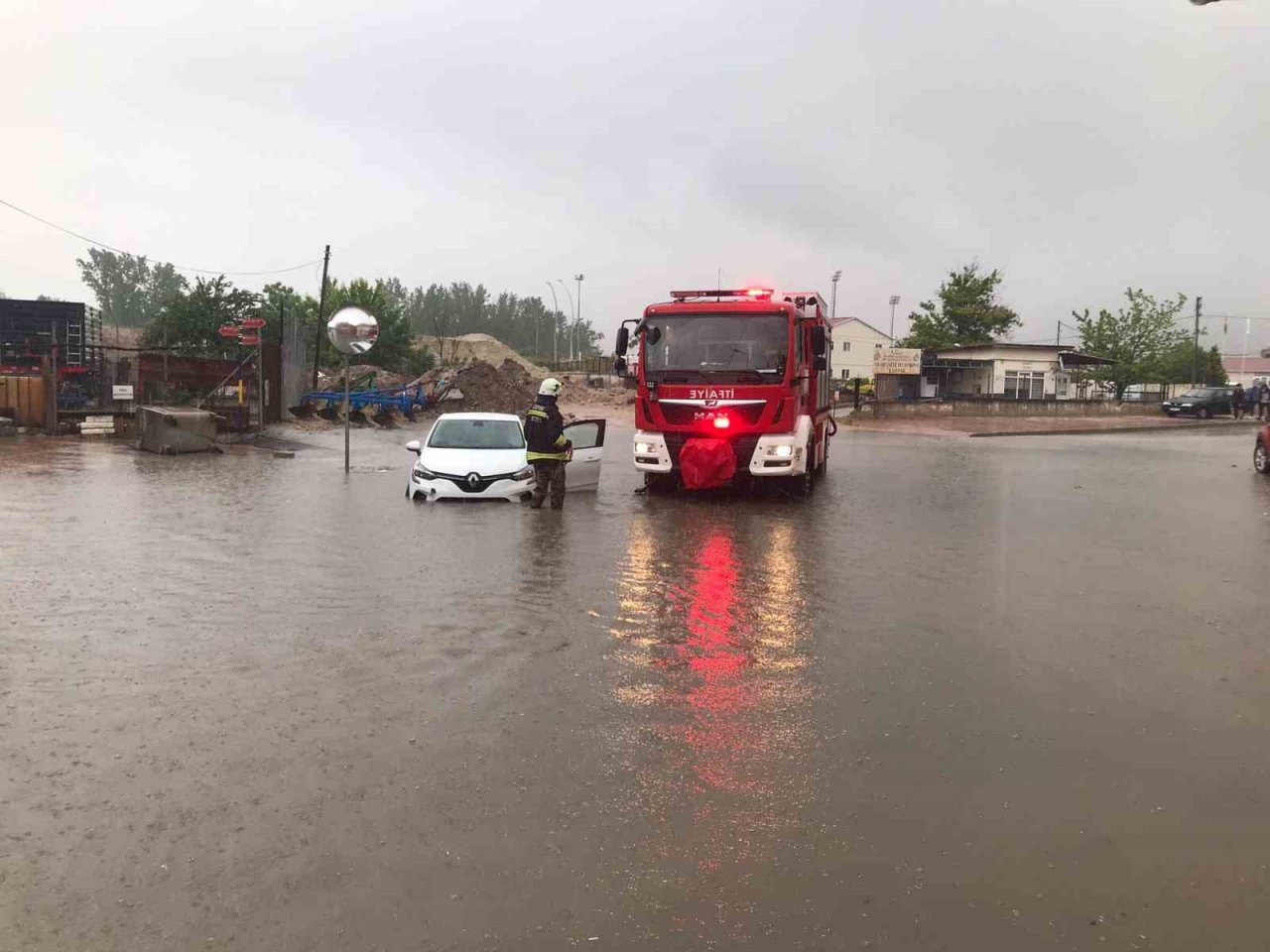 Edirne’de araçlar mahsur kaldı, vatandaş göle dönen yola olta attı