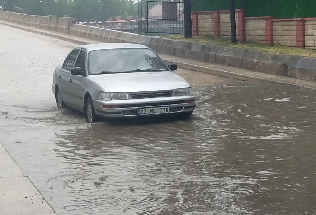 Edirne’de sağanak etkili oldu, yollar kısa sürede göle döndü