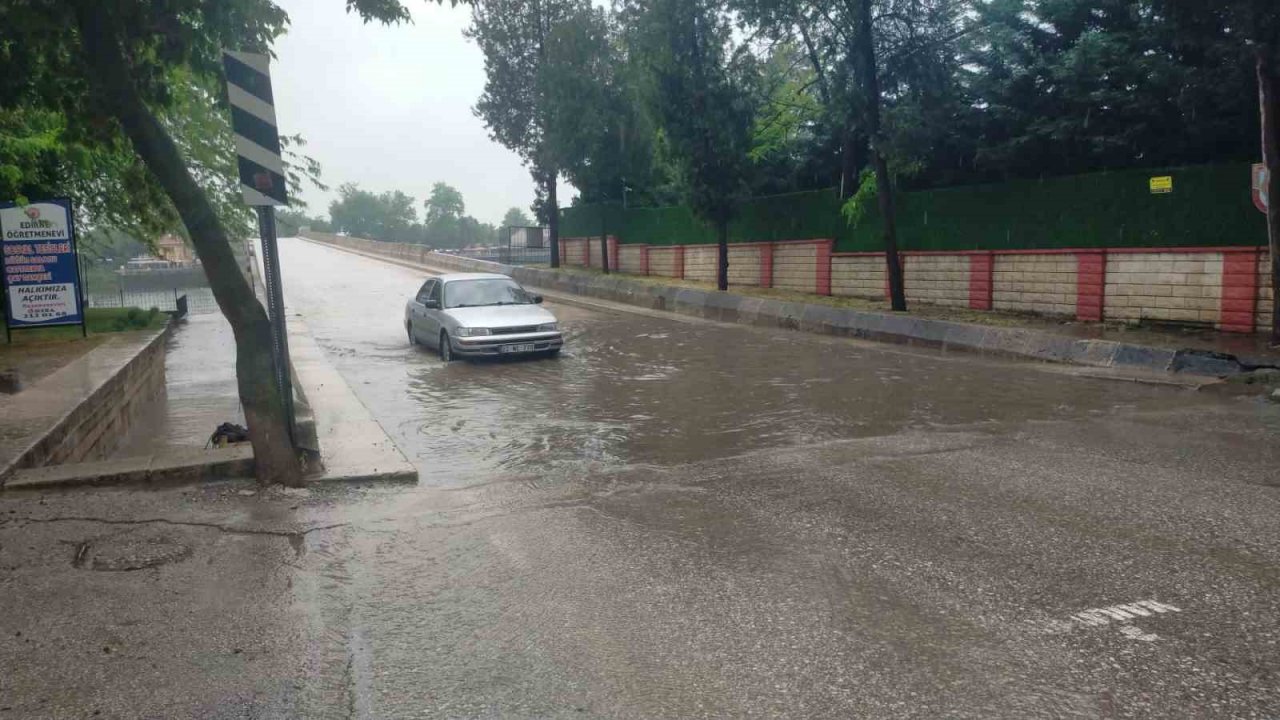 Edirne’de sağanak etkili oldu, yollar kısa sürede göle döndü