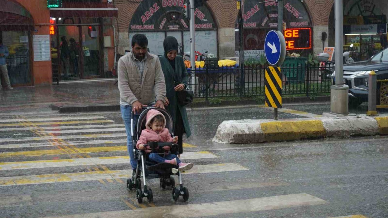 Edirne’de sağanak etkili oldu, yollar kısa sürede göle döndü