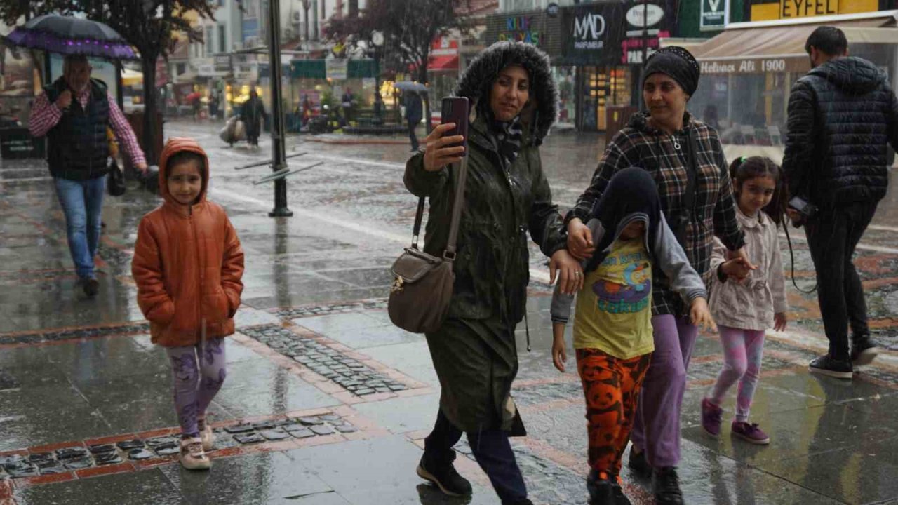 Edirne’de sağanak etkili oldu, yollar kısa sürede göle döndü