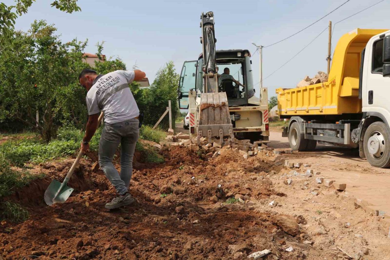 Efeler’in ekipleri yolları yeniliyor