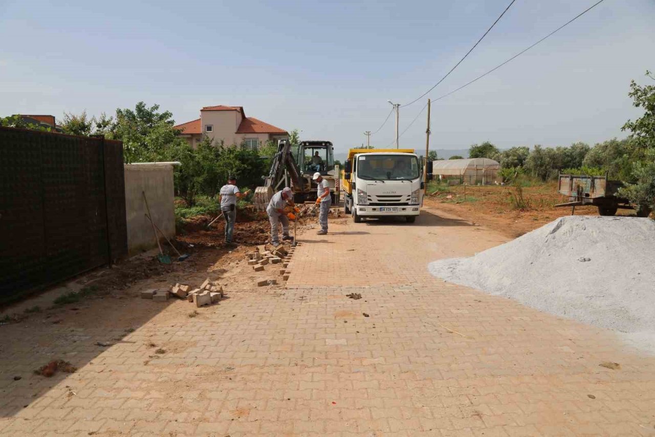 Efeler’in ekipleri yolları yeniliyor