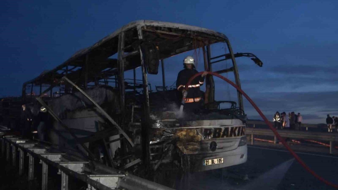 Elazığ’da faciadan dönüldü: Yolcu otobüsü alev topuna döndü