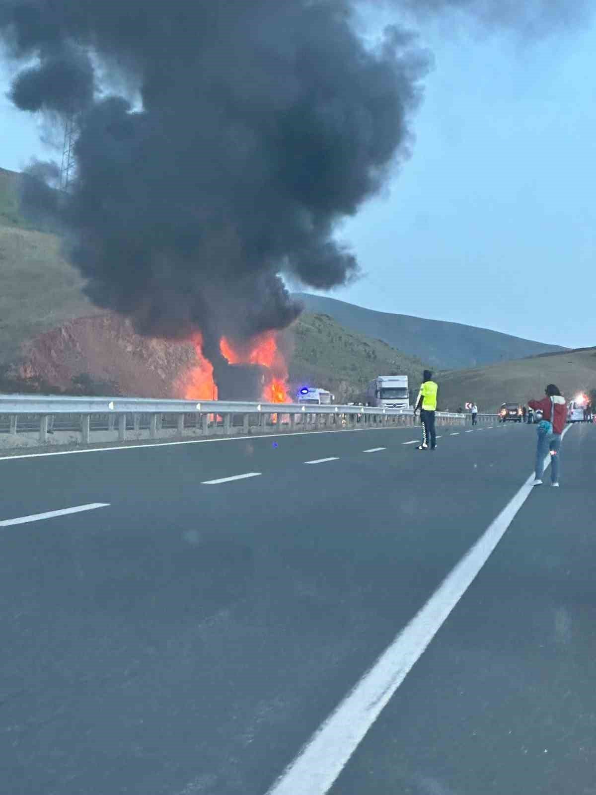 Elazığ’da faciadan dönüldü: Yolcu otobüsü alev topuna döndü