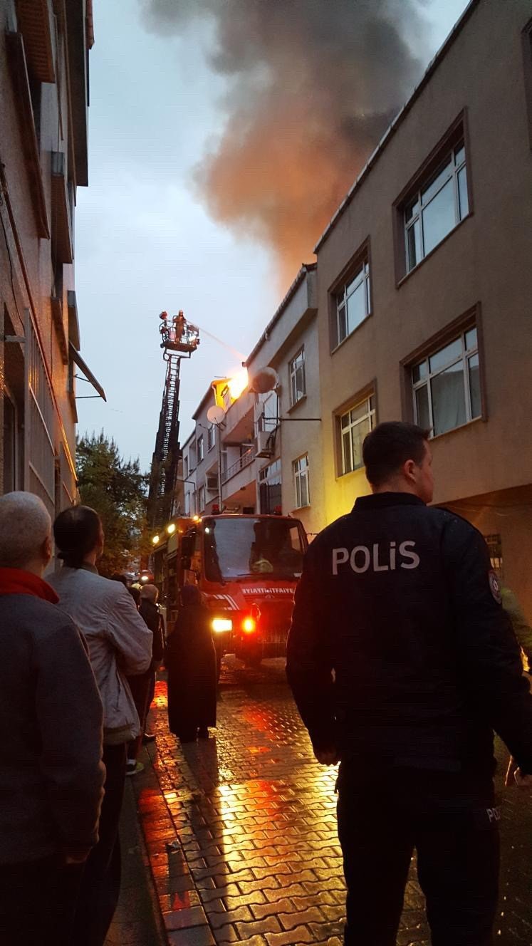 Eyüpsultan’da 2 katlı binanın çatısı alev alev yandı