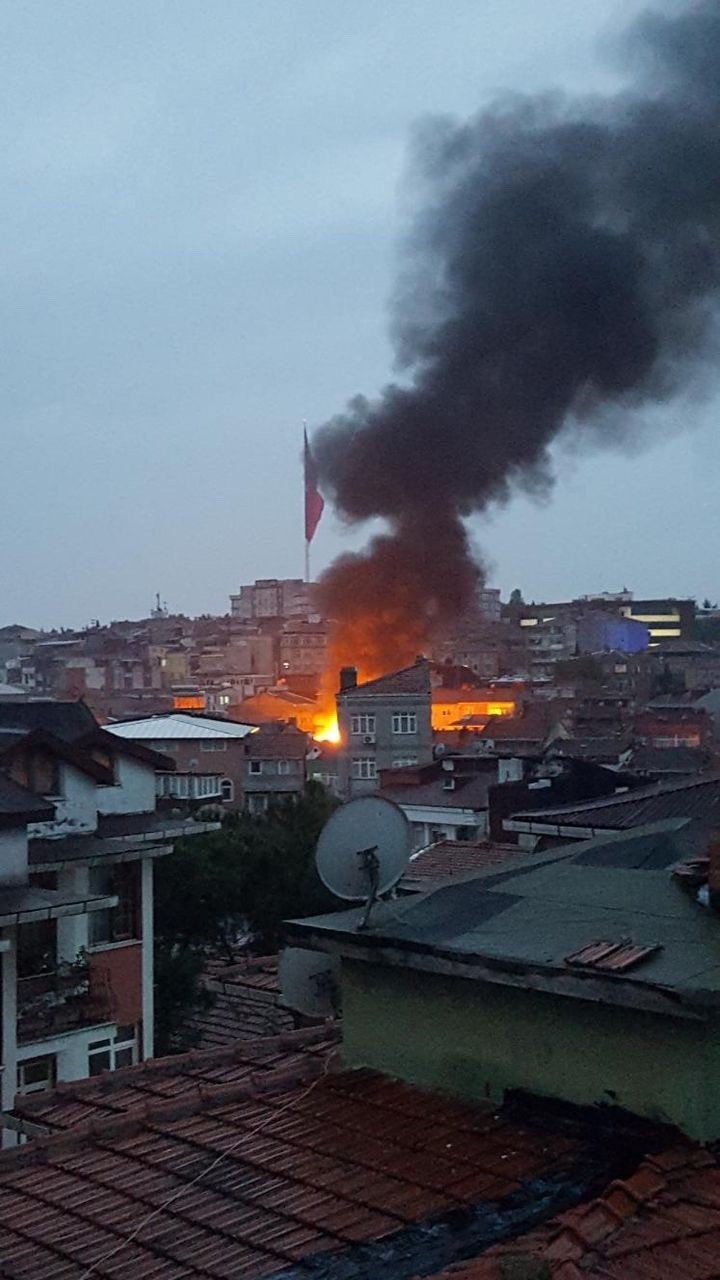 Eyüpsultan’da 2 katlı binanın çatısı alev alev yandı