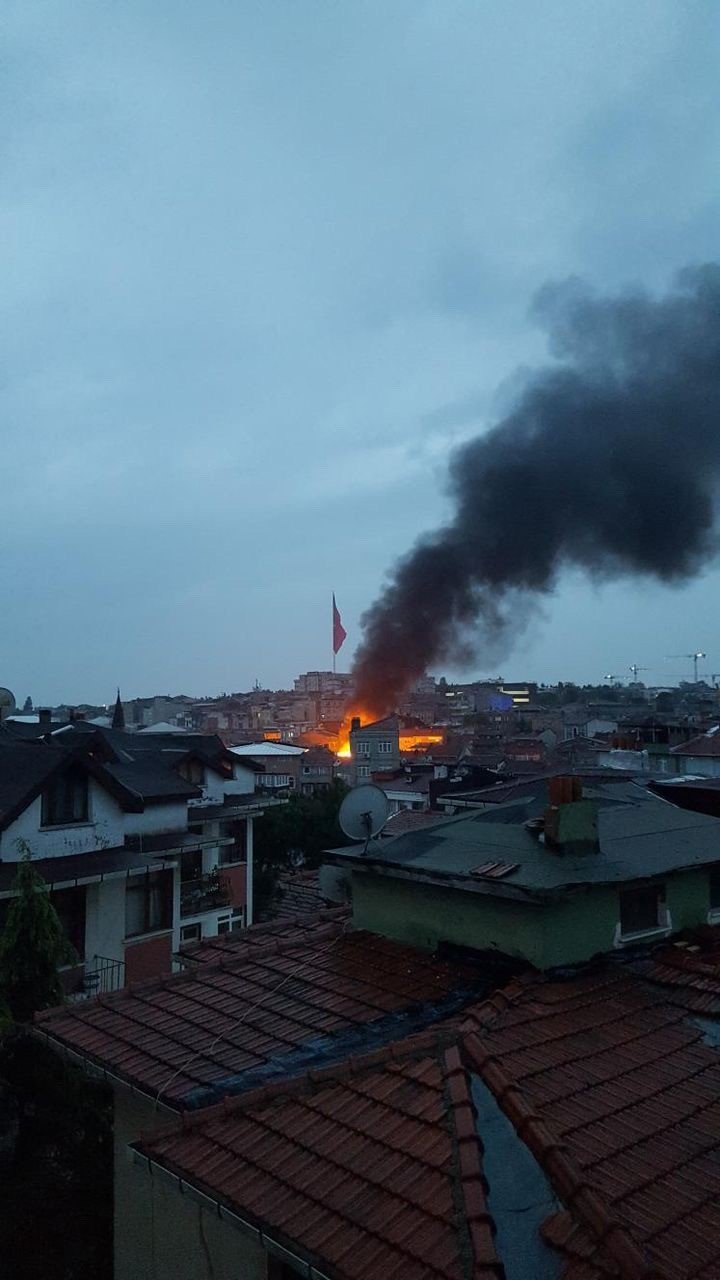 Eyüpsultan’da 2 katlı binanın çatısı alev alev yandı