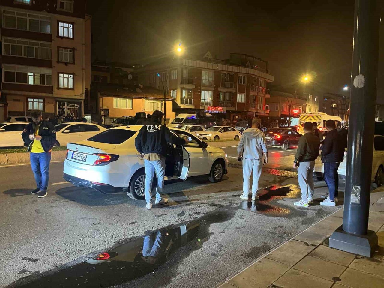 Eyüpsultan’da asayiş uygulaması: Araçlar tek tek arandı, sürücülere GBT kontrolü yapıldı