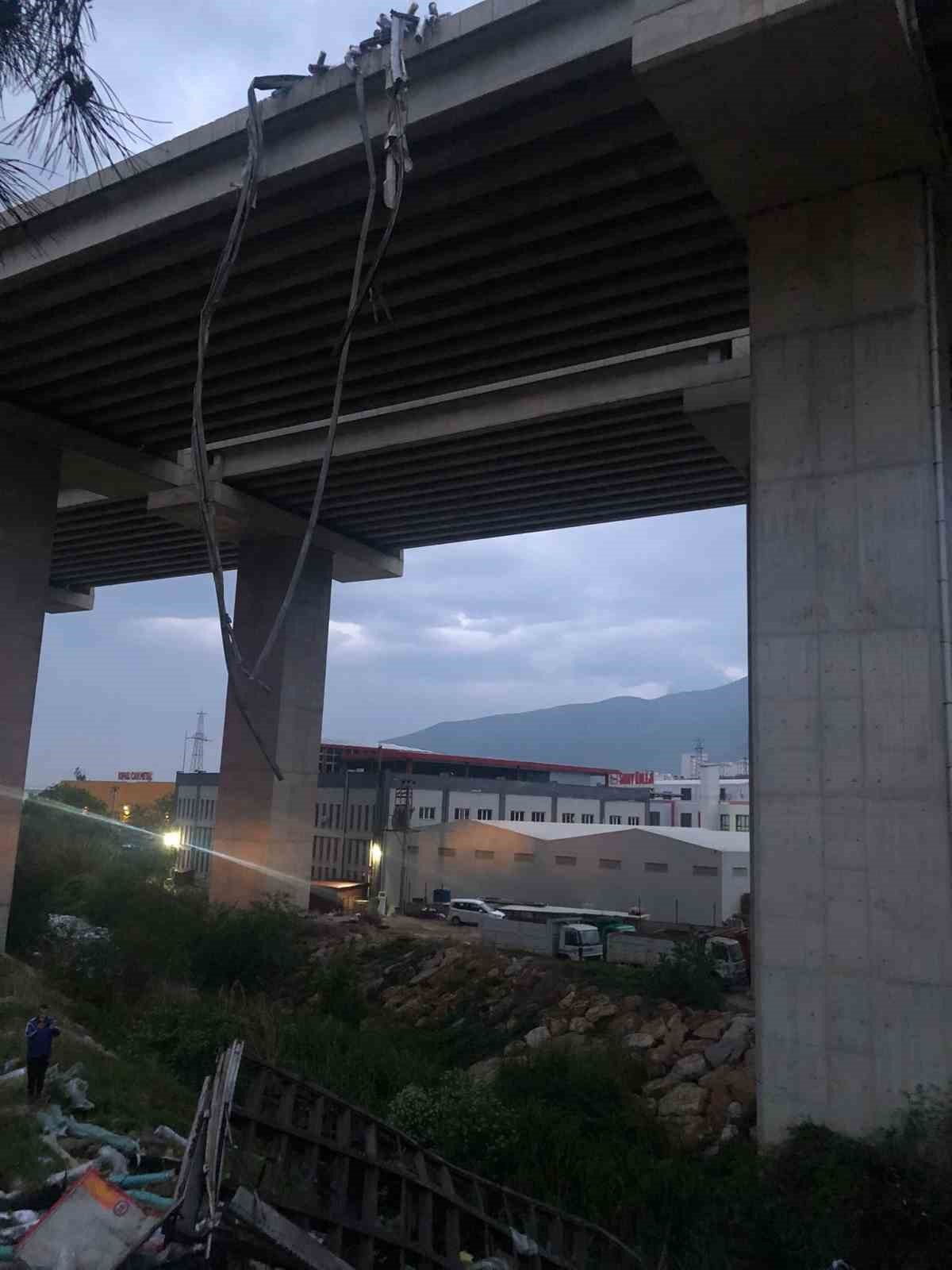 Gemlik’te kontrolden çıkan tır dere yatağına düştü: 1 ölü