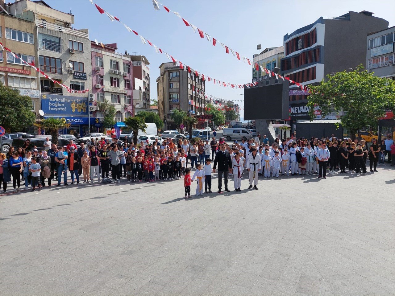 Burhaniye’de Gençlik Haftası başladı