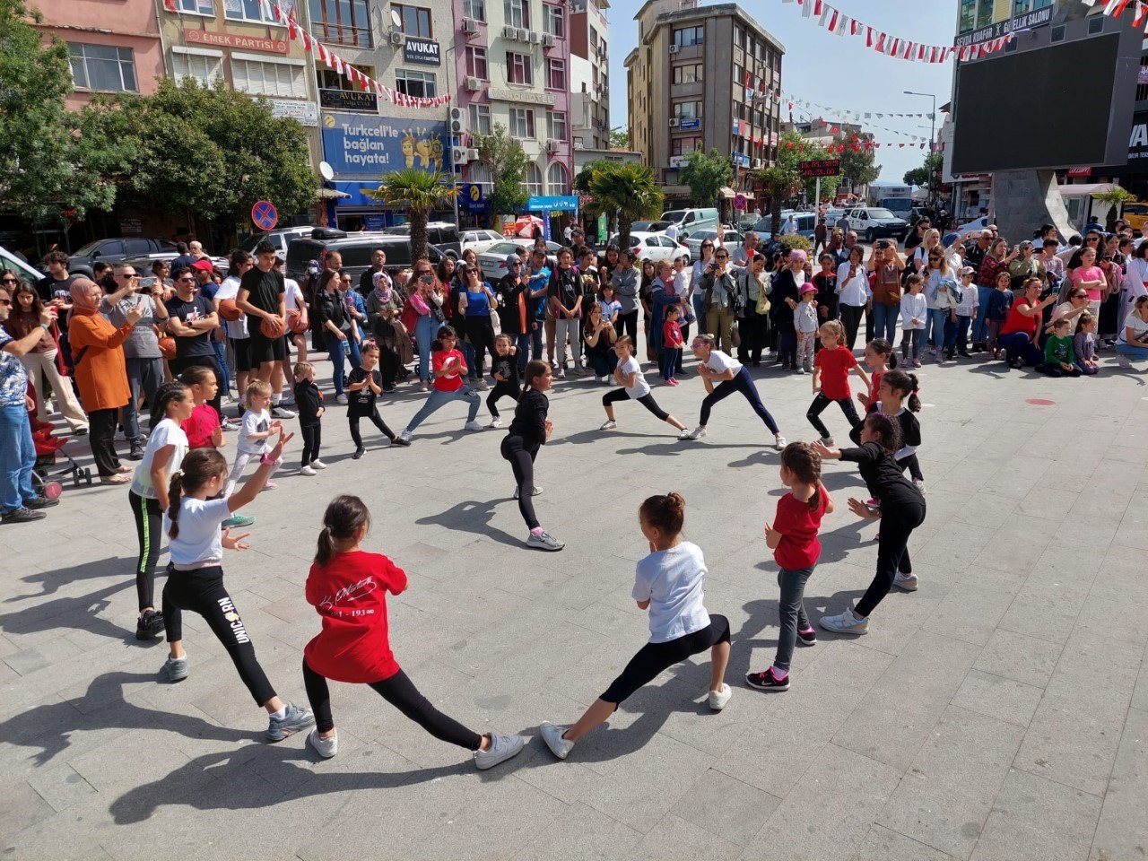 Burhaniye’de Gençlik Haftası başladı