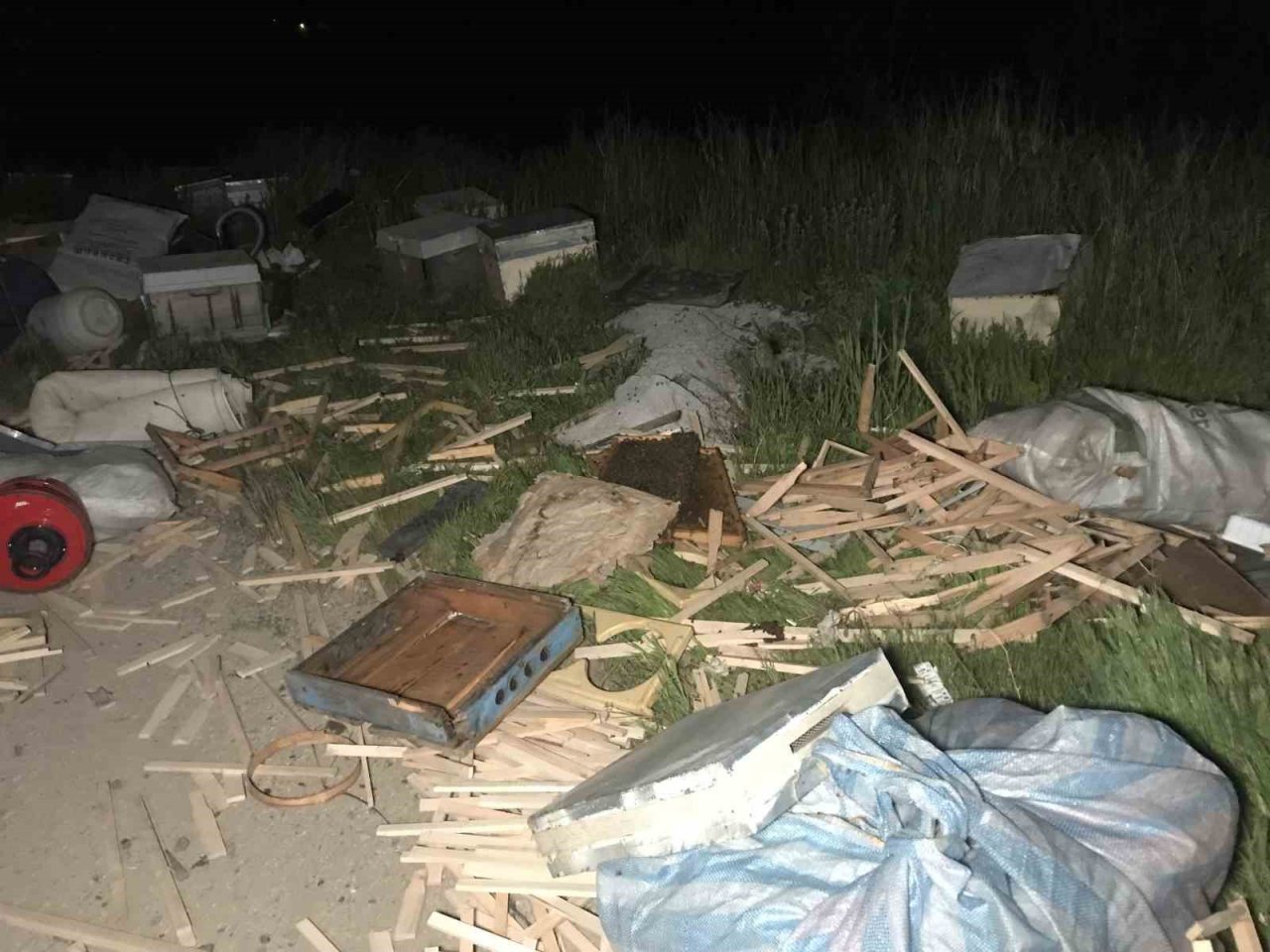 Arı kovanı yüklü pikap yan yattı, 60 kovan arı telef oldu