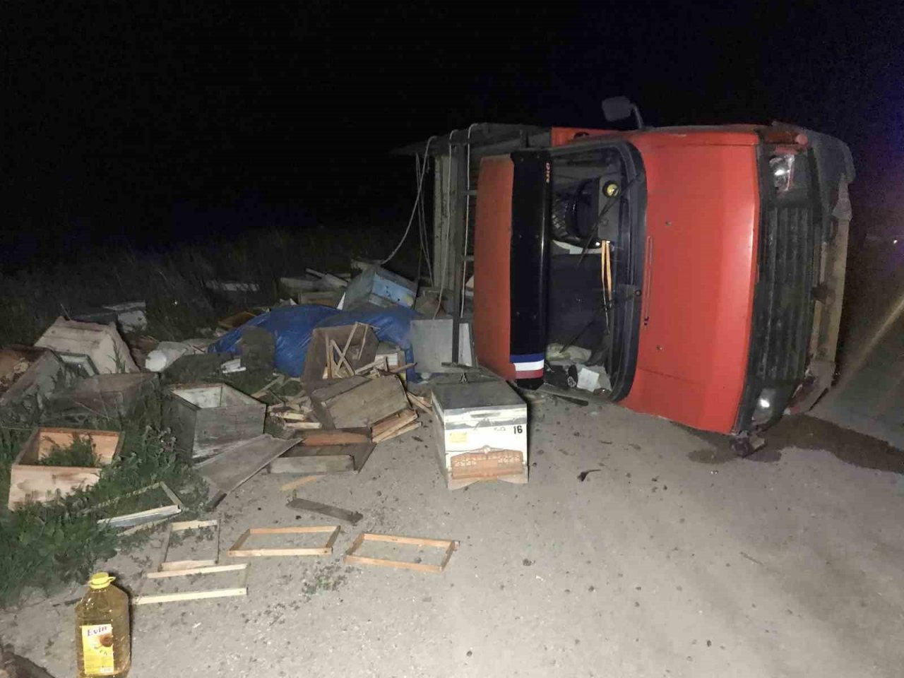 Arı kovanı yüklü pikap yan yattı, 60 kovan arı telef oldu