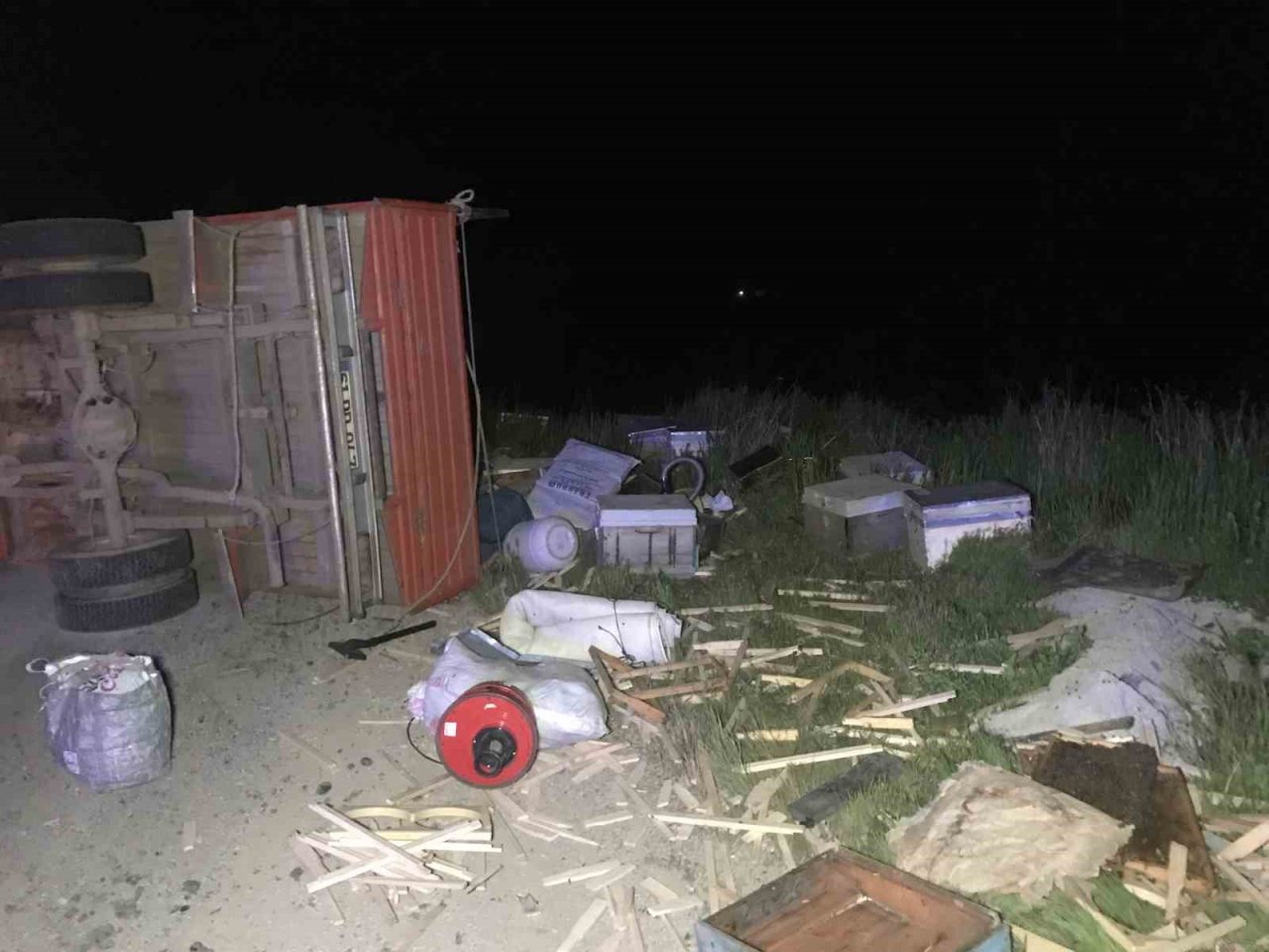 Arı kovanı yüklü pikap yan yattı, 60 kovan arı telef oldu