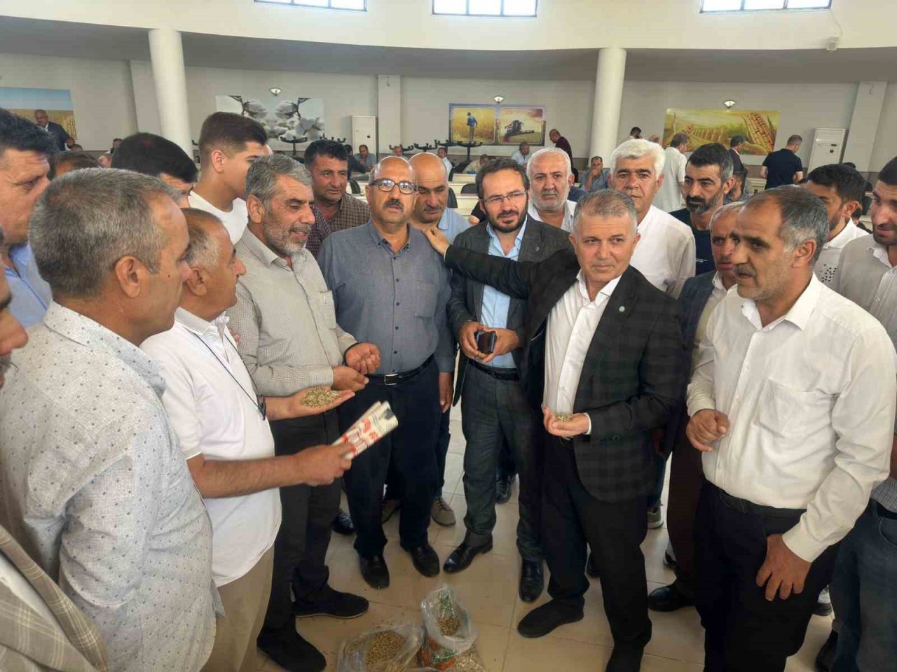 Mardin’de ilk arpa hasadında verim artışı çiftçinin yüzünü güldürdü