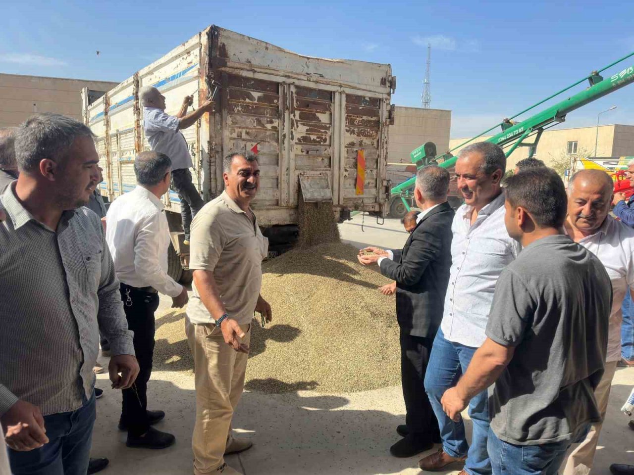 Mardin’de ilk arpa hasadında verim artışı çiftçinin yüzünü güldürdü