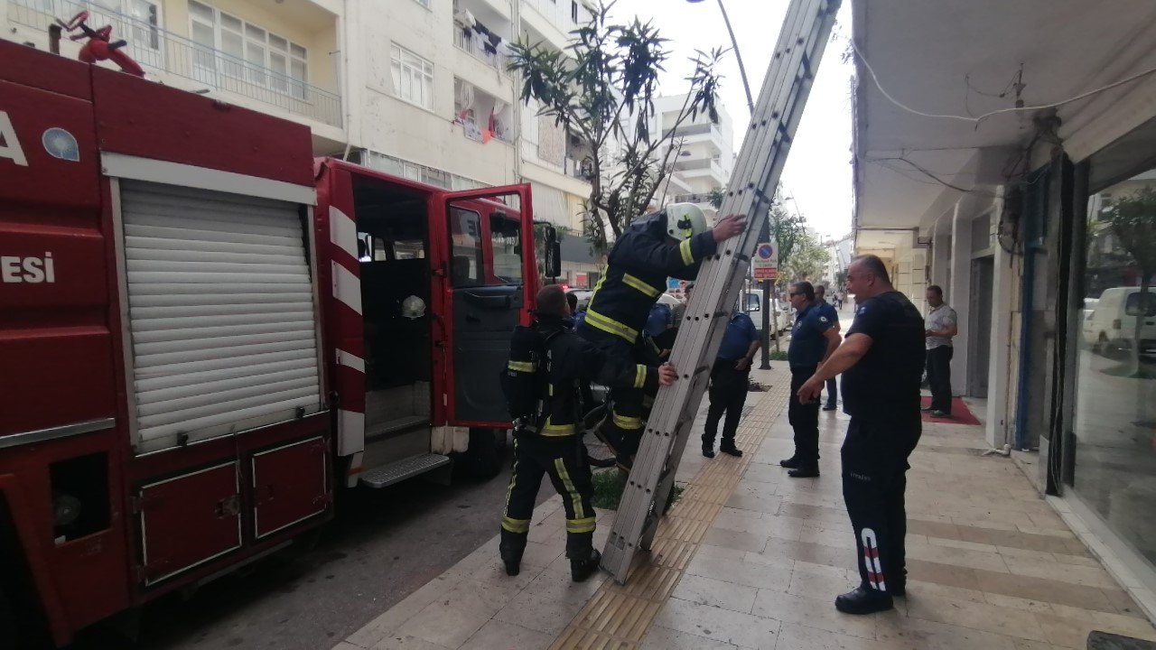 Evlerden atılan çöp ve izmaritler yangın çıkarıyordu