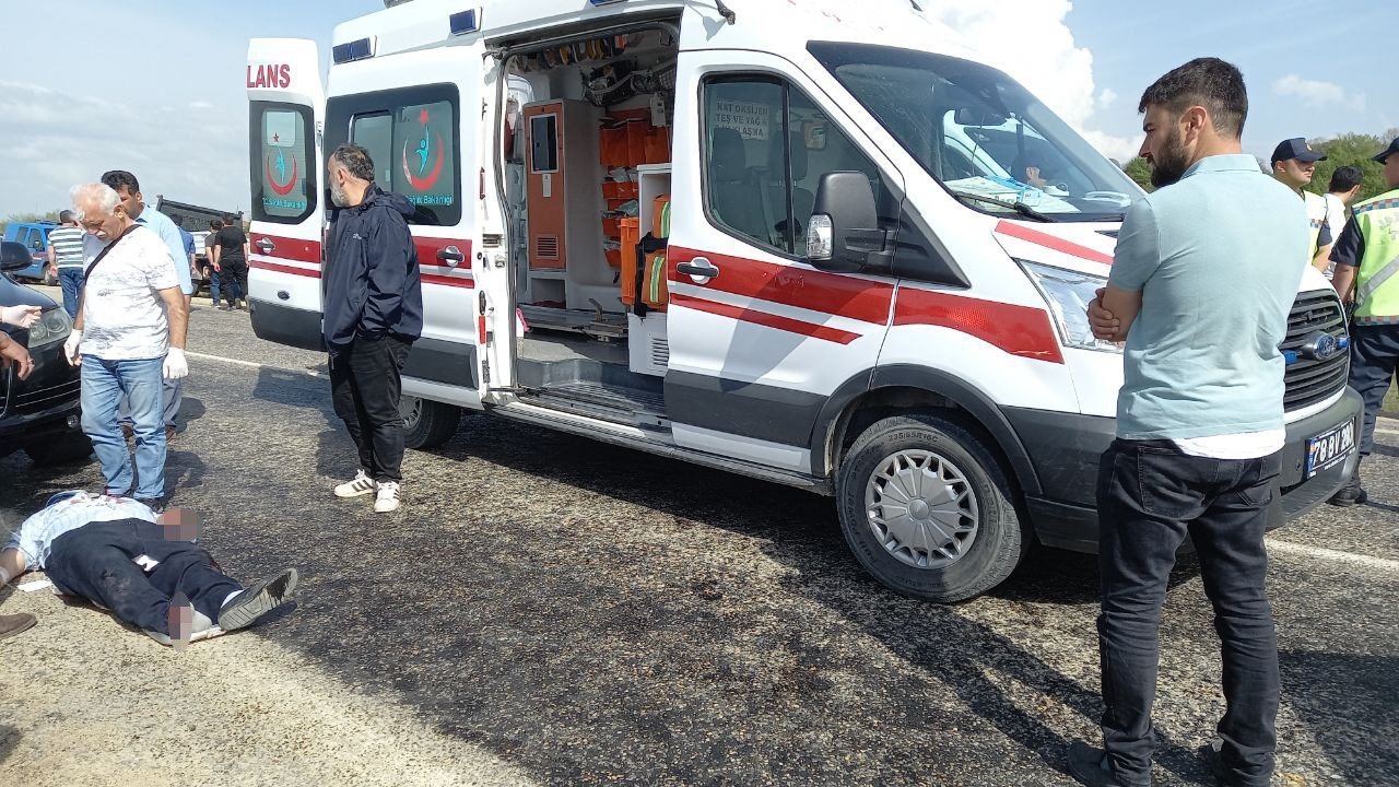 (Düzeltme) Cenaze yolunda kaza yaptılar: 2 ölü, 3 yaralı