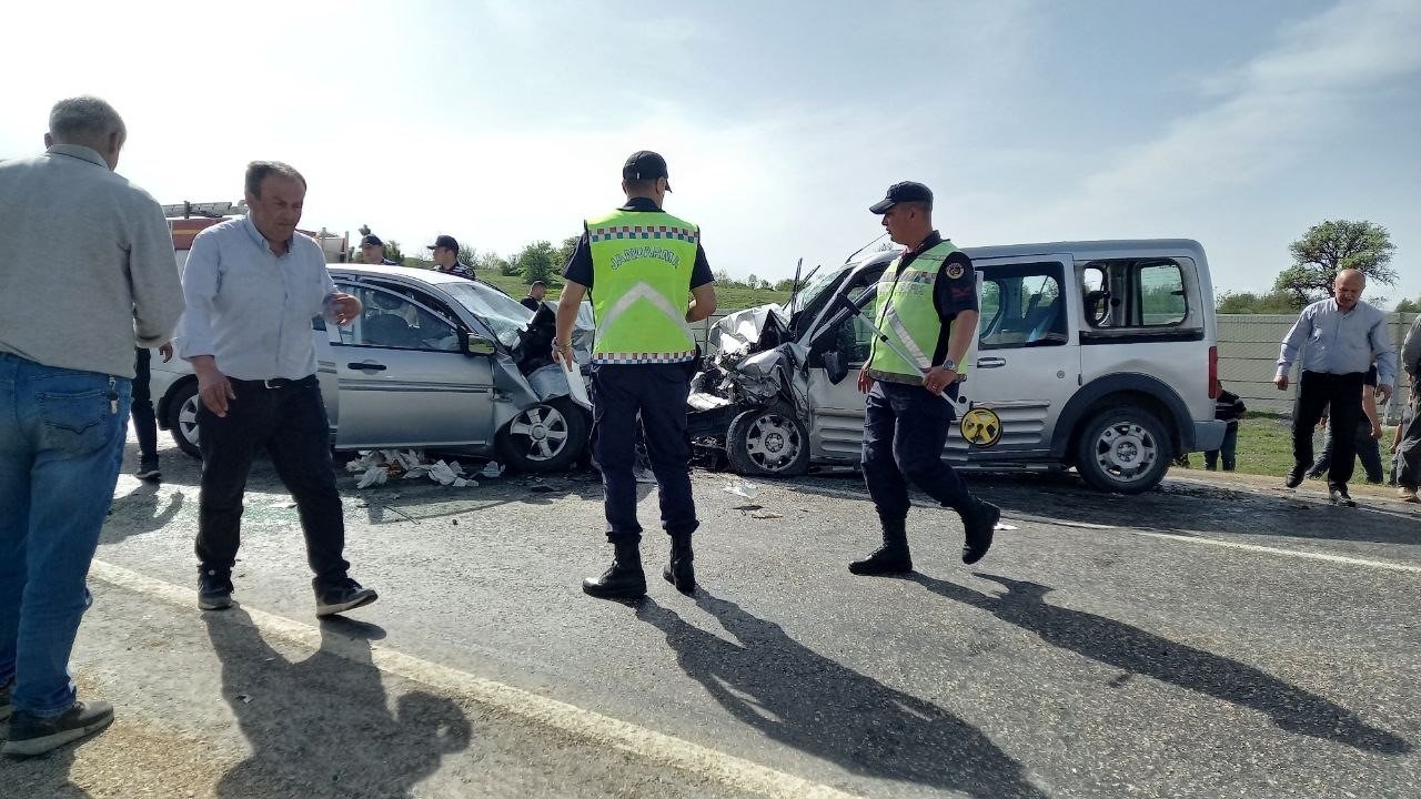 (Düzeltme) Cenaze yolunda kaza yaptılar: 2 ölü, 3 yaralı