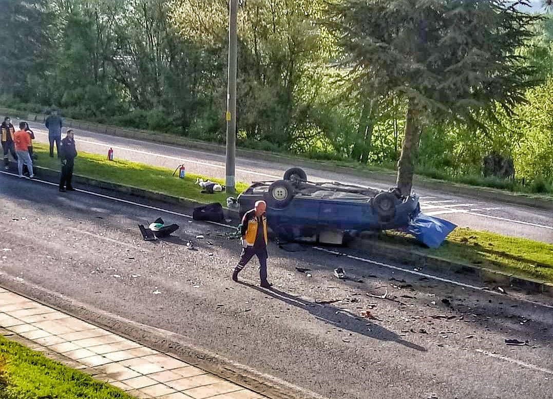 Ağaçlara çarpan otomobil takla atarak durabildi, sürücüsü burnu bile kanamadan kurtuldu