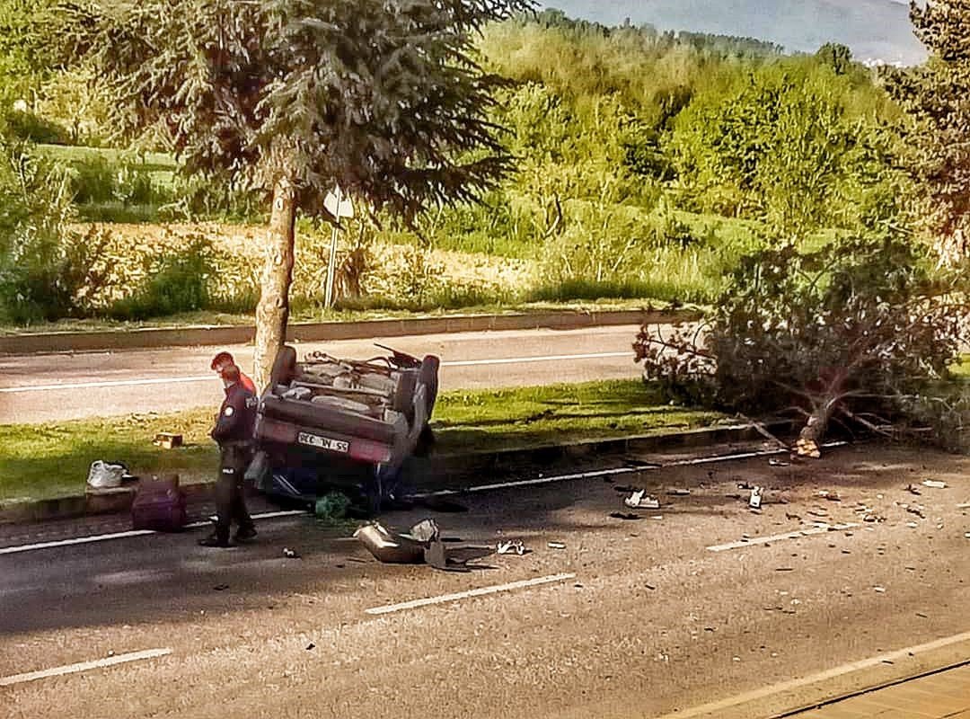 Ağaçlara çarpan otomobil takla atarak durabildi, sürücüsü burnu bile kanamadan kurtuldu