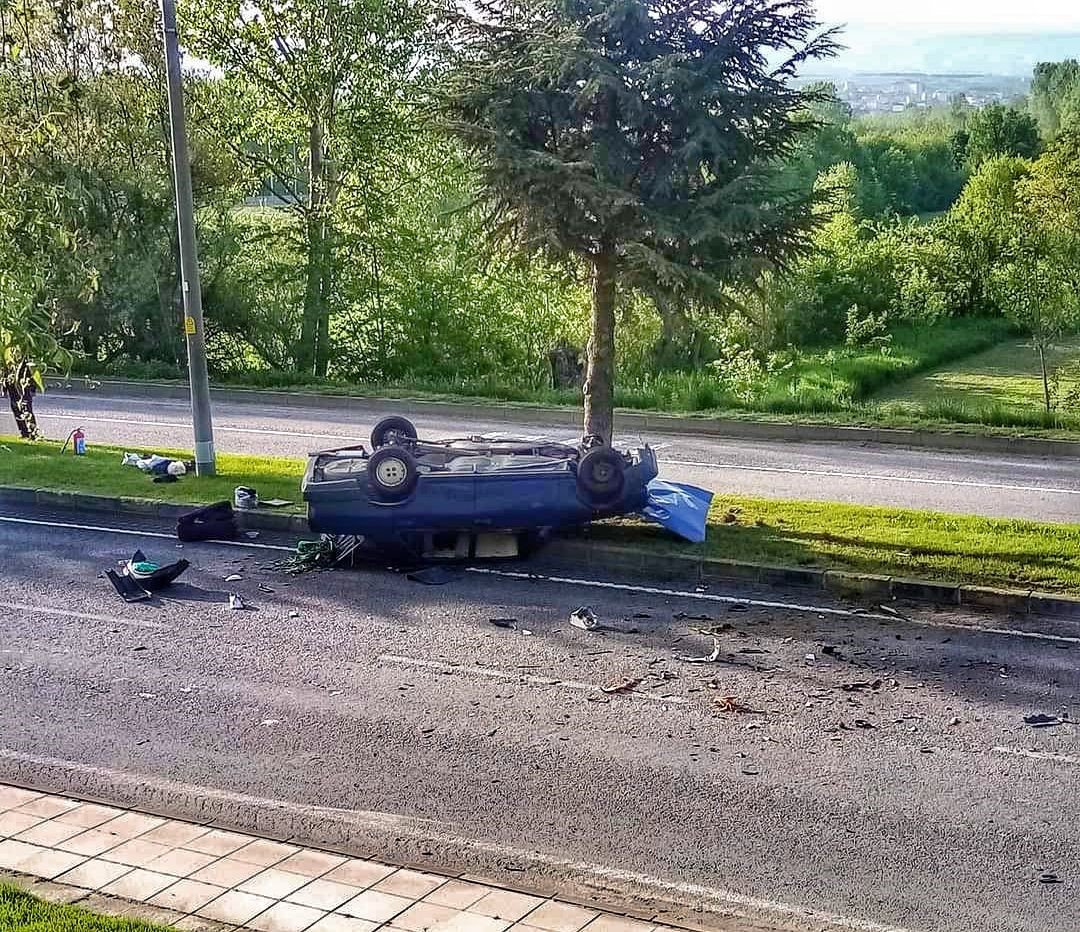 Ağaçlara çarpan otomobil takla atarak durabildi, sürücüsü burnu bile kanamadan kurtuldu