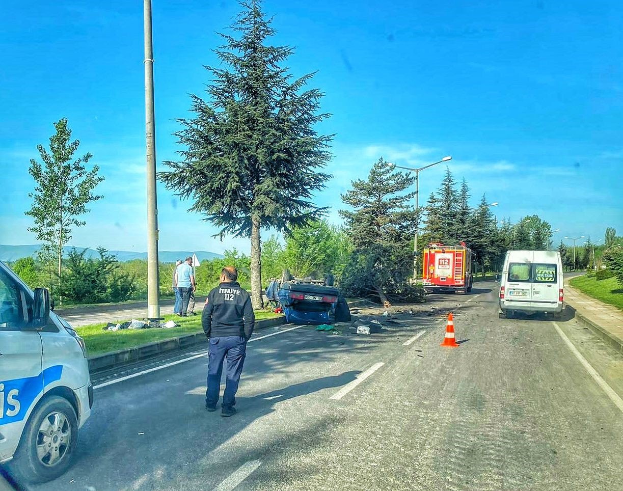 Ağaçlara çarpan otomobil takla atarak durabildi, sürücüsü burnu bile kanamadan kurtuldu