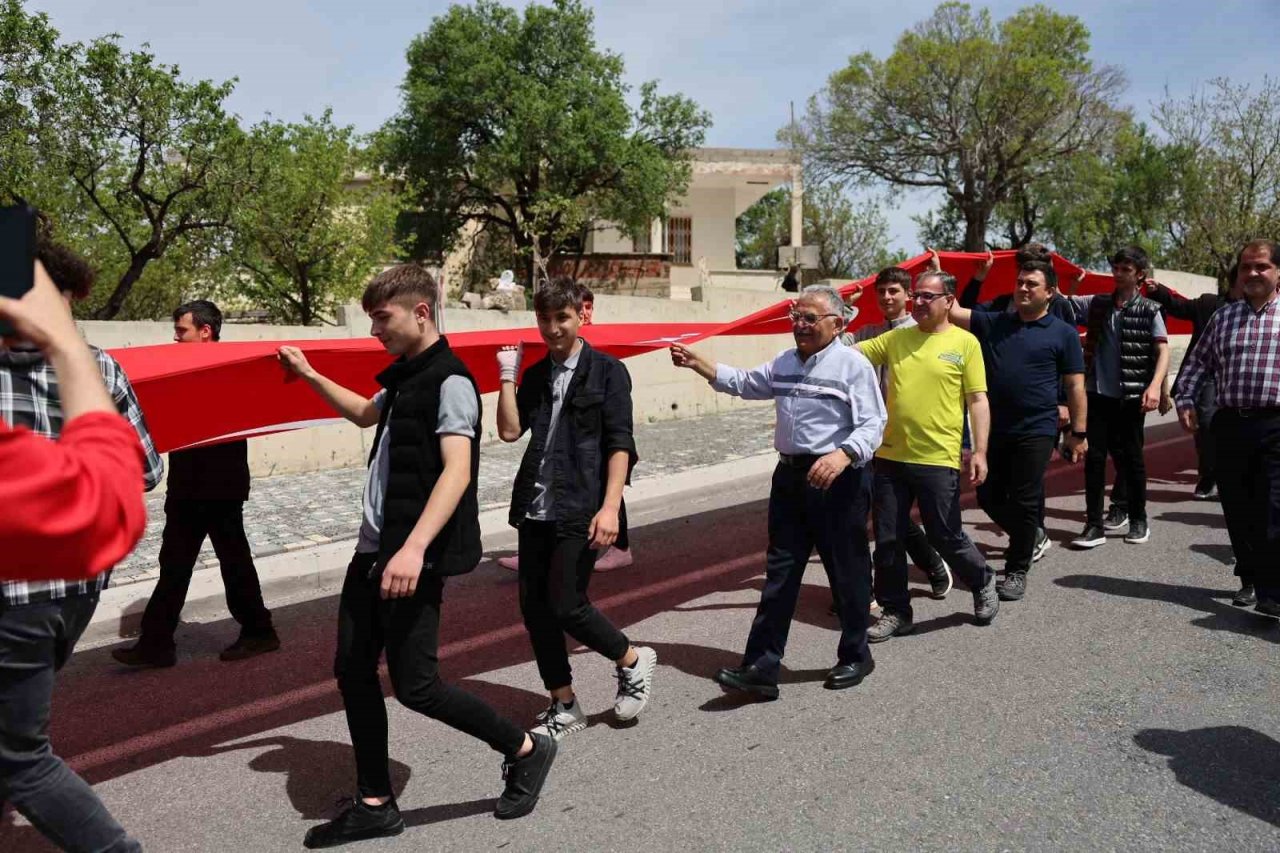 Başkan Büyükkılıç, Hacılar’da vatandaşlarla ve gençlerle buluştu, Türk Bayrağı taşıdı