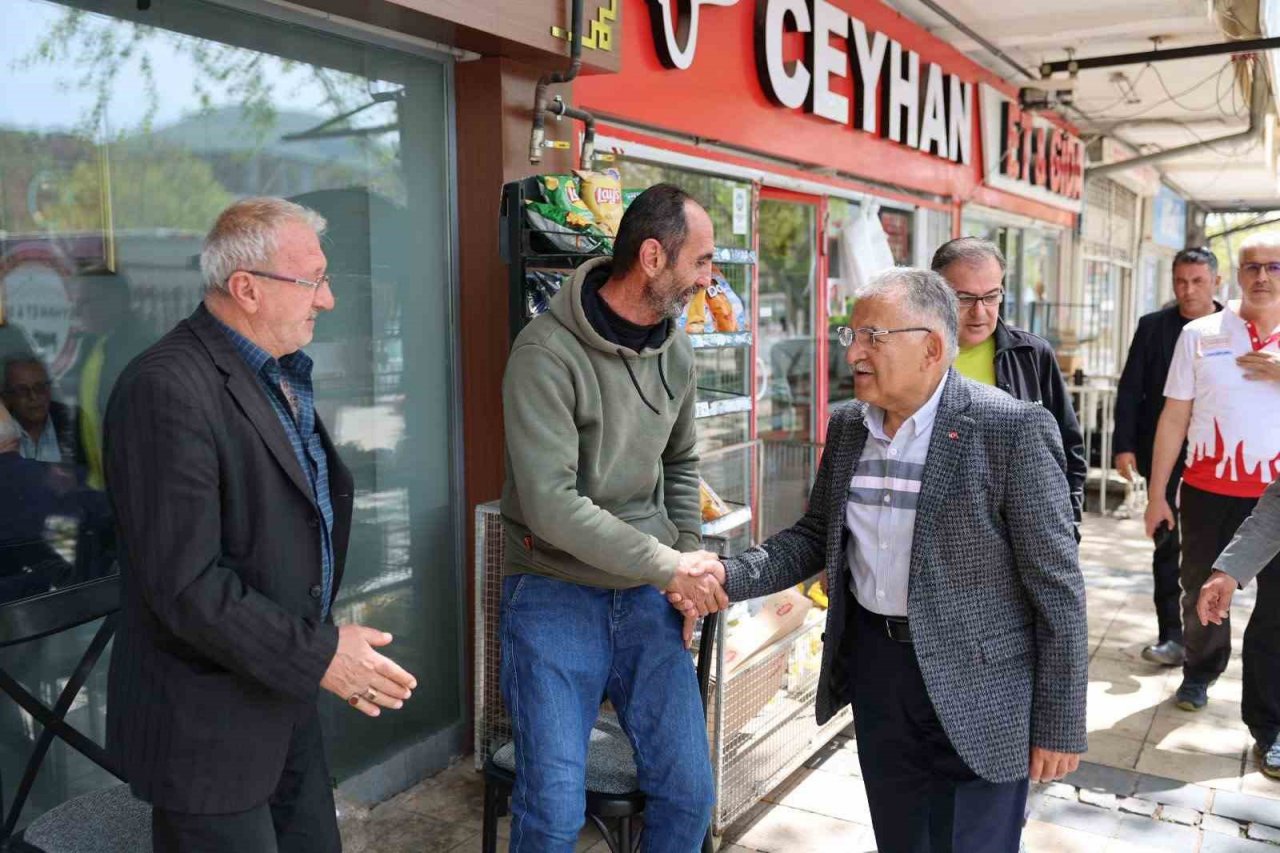 Başkan Büyükkılıç, Hacılar’da vatandaşlarla ve gençlerle buluştu, Türk Bayrağı taşıdı