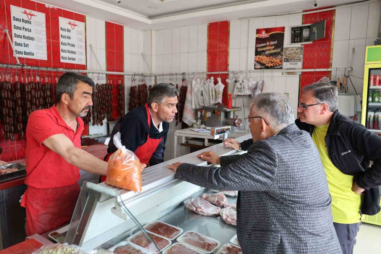 Başkan Büyükkılıç, Hacılar’da vatandaşlarla ve gençlerle buluştu, Türk Bayrağı taşıdı